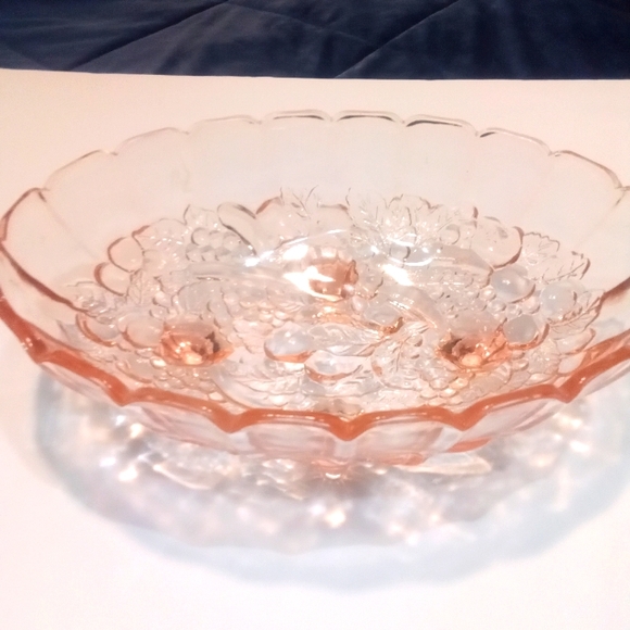 Indiana Glass Other - Vintage pink center piece bowl